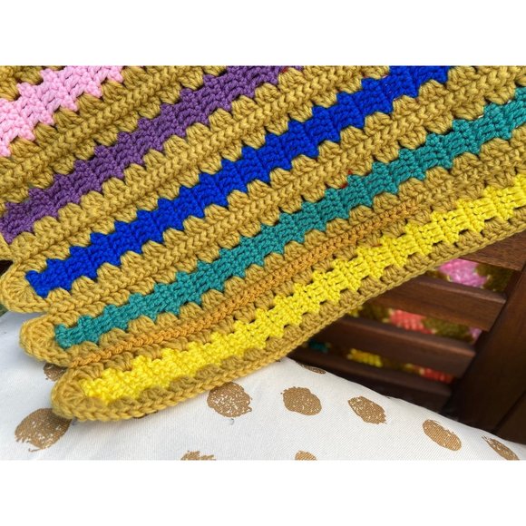 Vintage 1970s rainbow mini knitted Afghan/blanket - Picture 7 of 7